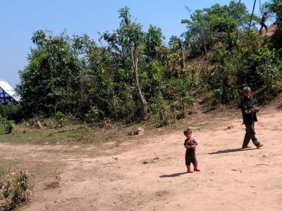 22 février : un enfant et son père dans la région de Louang Namtha