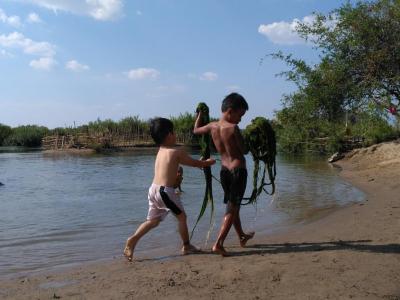 enfants jouant avec des algues à Don Det