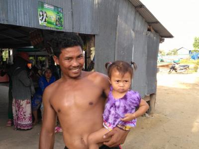 Kampot : un père et son enfant