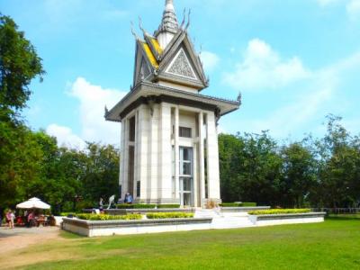 La Stupa : monument à l'intérieur duquel sont renfermés des dizaines de milliers de crânes et d'os