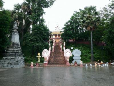 L'entrée du Wat phnom