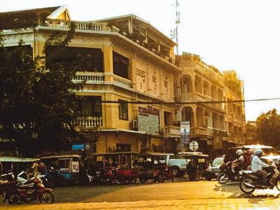 C'est toujours un grand moment de traverser une des rues de Phnom Penh ...