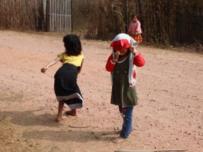 Danse d'enfant vers la Sabaidee Guesthouse