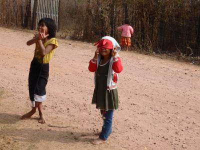 Danse d'enfant vers la Sabaidee Guesthouse