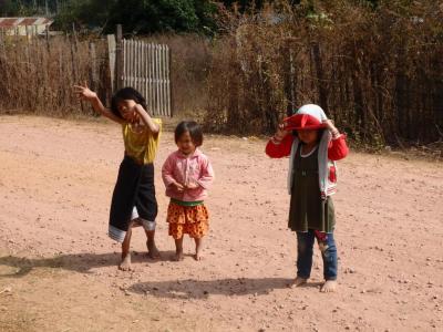 Danse d'enfant vers la Sabaidee Guesthouse