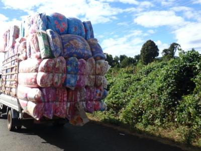 Un petit camion avec un petit chargement
