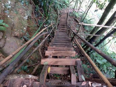 Les escaliers qui mènent à la cascade ... plutôt périlleux.