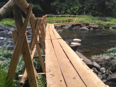 Le pont qui enjambe la rivière