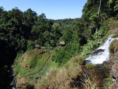 Chemin vers la laos cascade de Tad Yuang