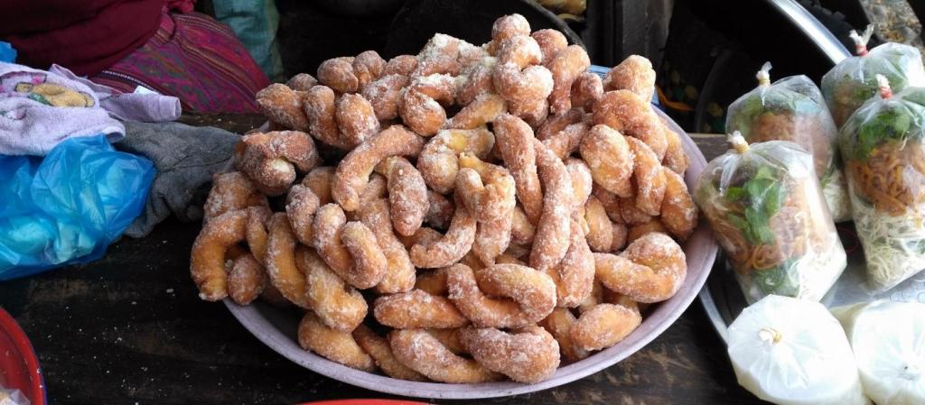 Les délicieux beignets du marché de Nahin