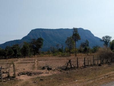 La montage sur la route de Kong Lor Cave