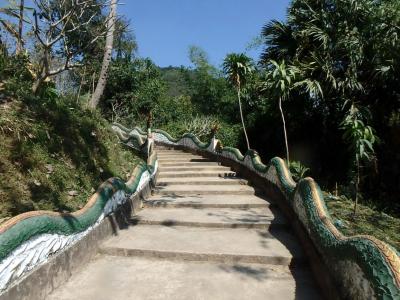 escalier menant au temple de Muang La