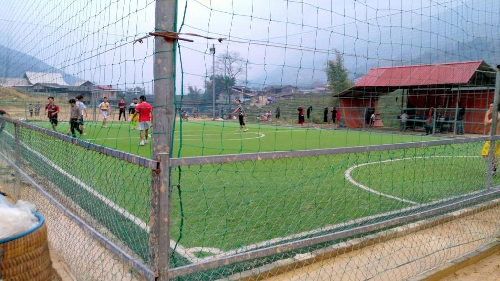 un terrain de foot synthétique à Lao Chai