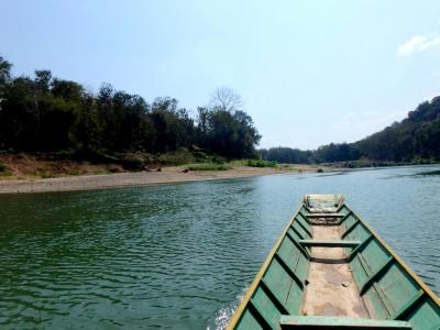 En pirogue vers Tad Sae