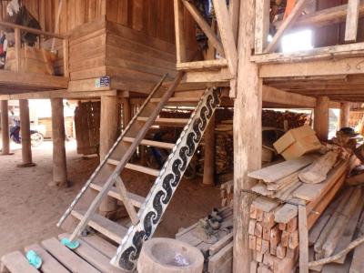 Escalier d'une maison Akha