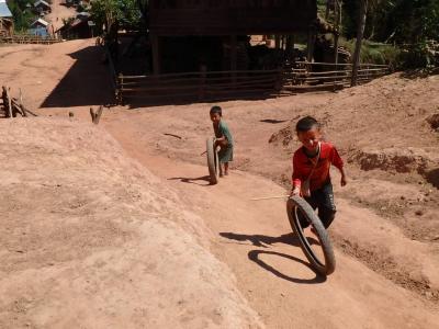 Jeu d'enfant en pays Akha