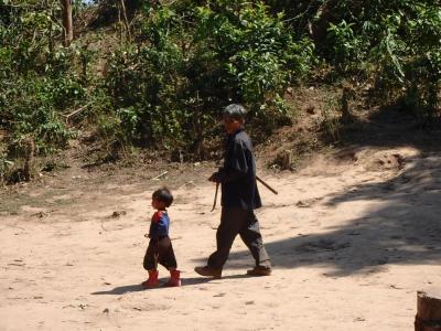 Village Akha : un enfant et son père