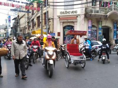 Traverser une rue à Hanoï